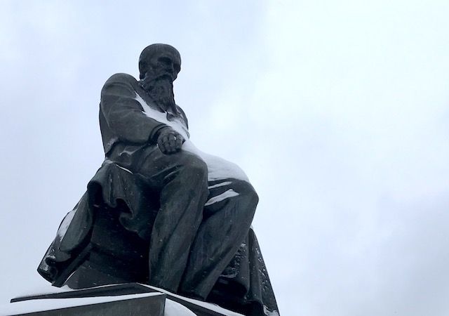 Памятник Достоевскому в Москве