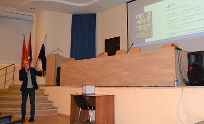 Бизнес-тренер Алексей Бабушкин ведет тренинг по управлению командой