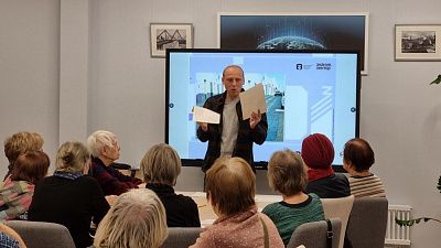 Бизнес-тренер Алексей Бабушкин ведет тренинг по развитию памяти
