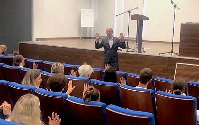 Алексей Бабушкин проводит тренинг для сотрудников налоговой службы