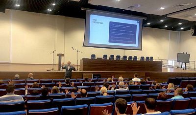 Алексей Бабушкин ведет тренинг для сотрудников ФНС России