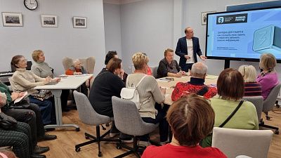 Бизнес-тренер Алексей Бабушкин ведет тренинг по развитию памяти
