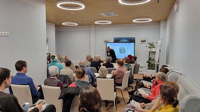 Бизнес-тренер Алексей Бабушкин ведет тренинг по развитию памяти